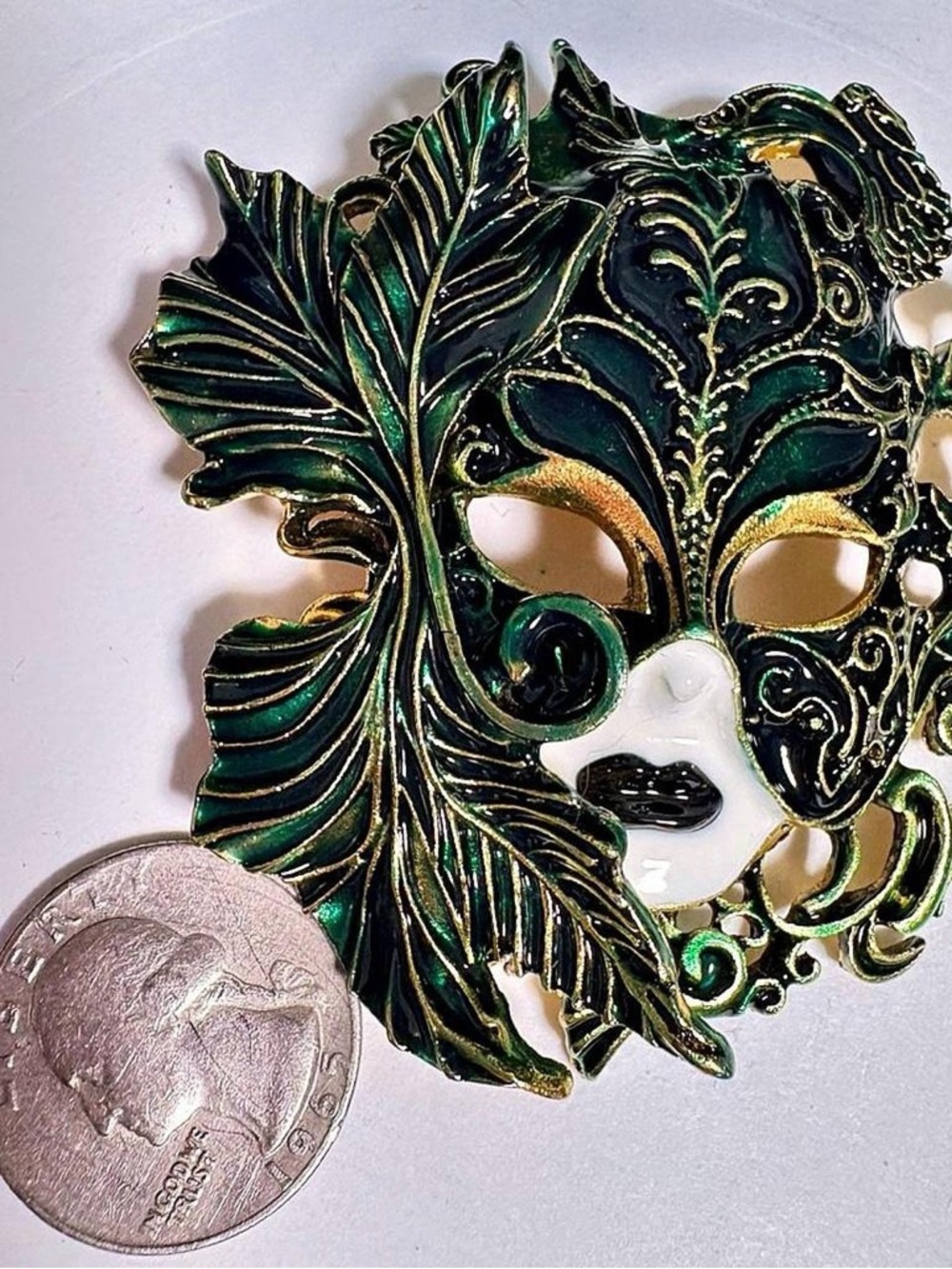 Vintage inspired enameled green and Gold tone masquerade Brooch pendant - Picture 7 of 7